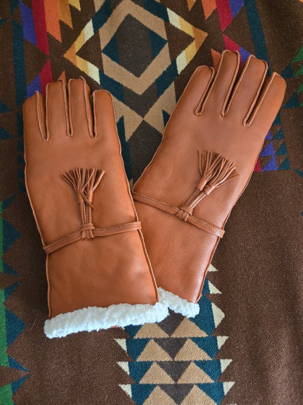 Calf Skin Gloves by Manitobah